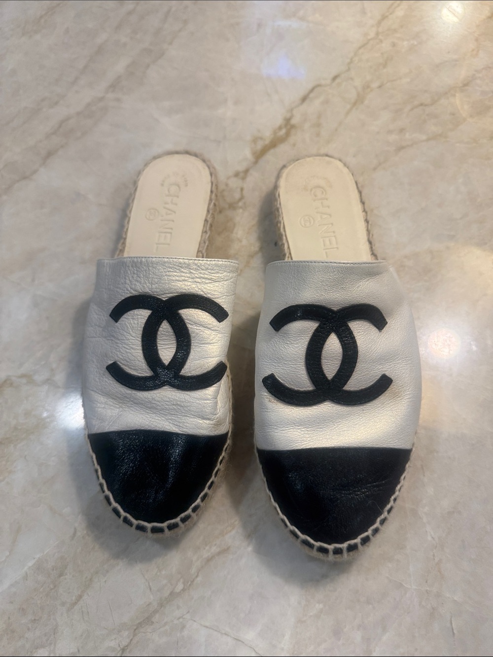 CHANEL White Leather Slip-On Mules with Black Cap Toe and CC Logo